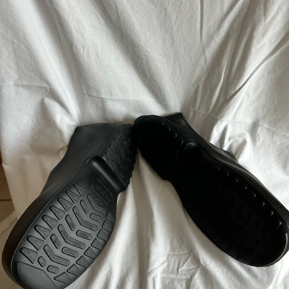 Tingley rubber over shoes